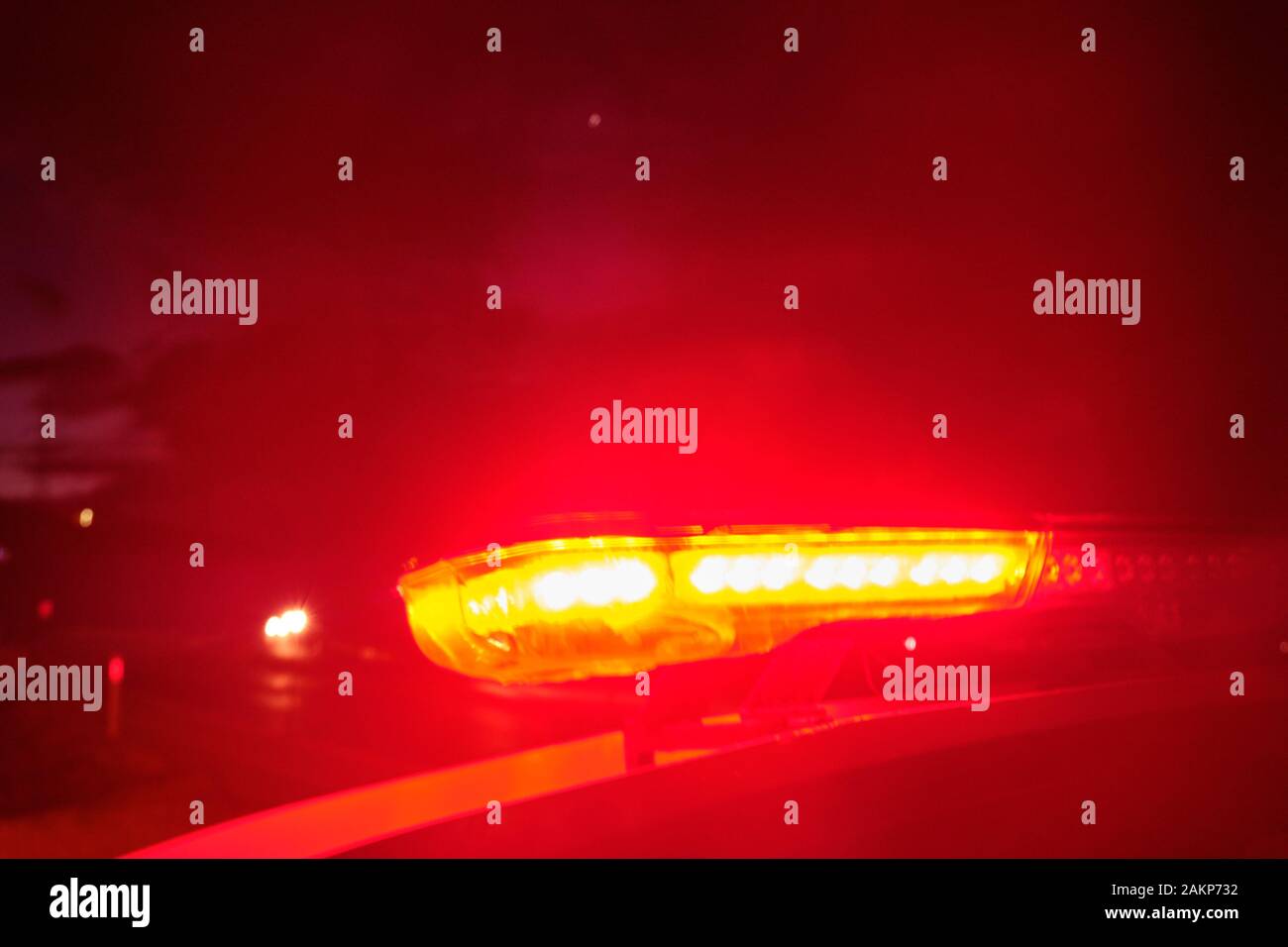 Voiture de police des lumières clignotantes dans la nuit focus sélectif. Banque D'Images