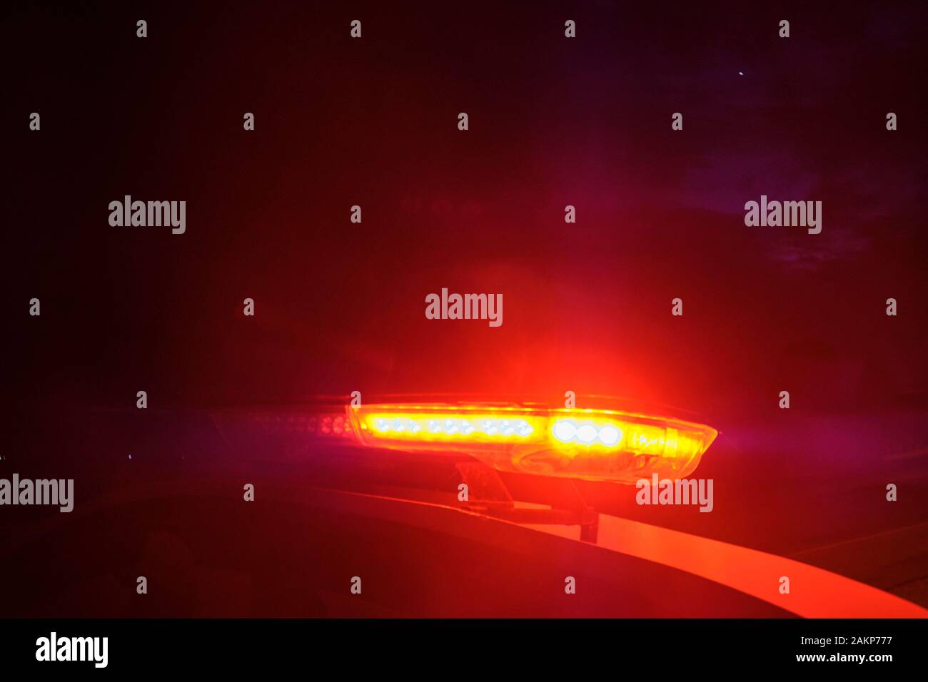 Voiture de police des lumières clignotantes dans la nuit focus sélectif. Banque D'Images