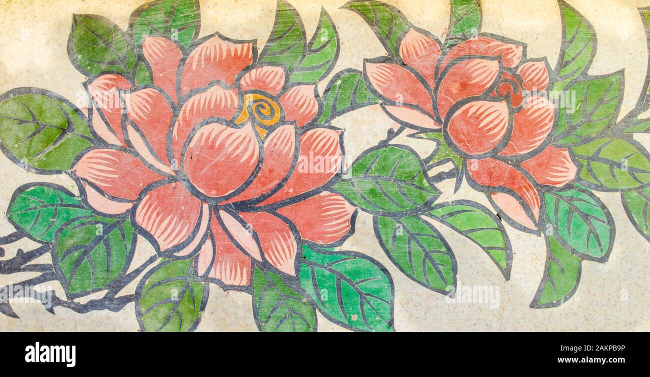 Peinture de fleurs sur un mur de granit dans le sanctuaire chinois Banque D'Images