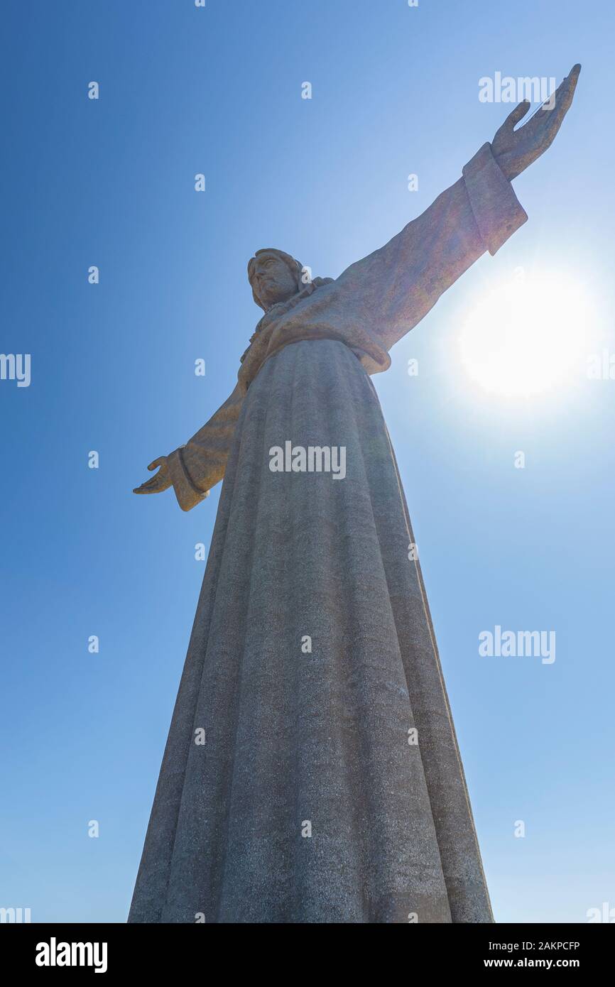 Low angle view of le Sanctuaire du Christ Roi (Santuario de Cristo Rei). C'est un monument catholique de Jésus Christ à Almada, Portugal. Banque D'Images