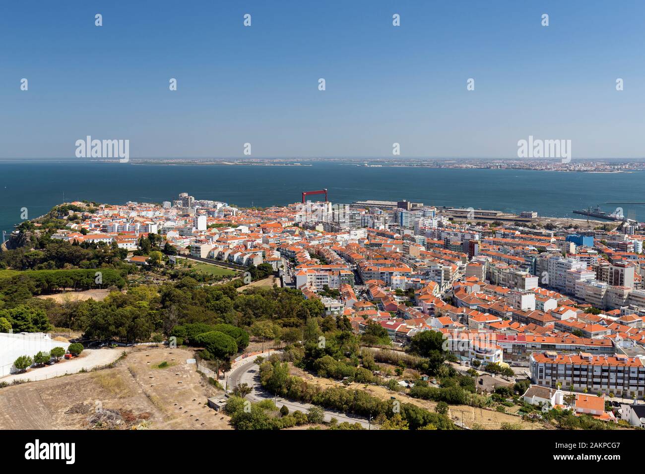 La ville d'Almada et le Tage au Portugal (vue de dessus sur une journée ensoleillée en été. Banque D'Images