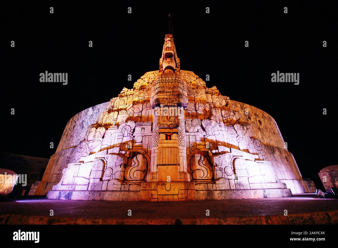 Le Mexique, Merida - mai, 2019 Monument de la patrie dans la nuit Banque D'Images