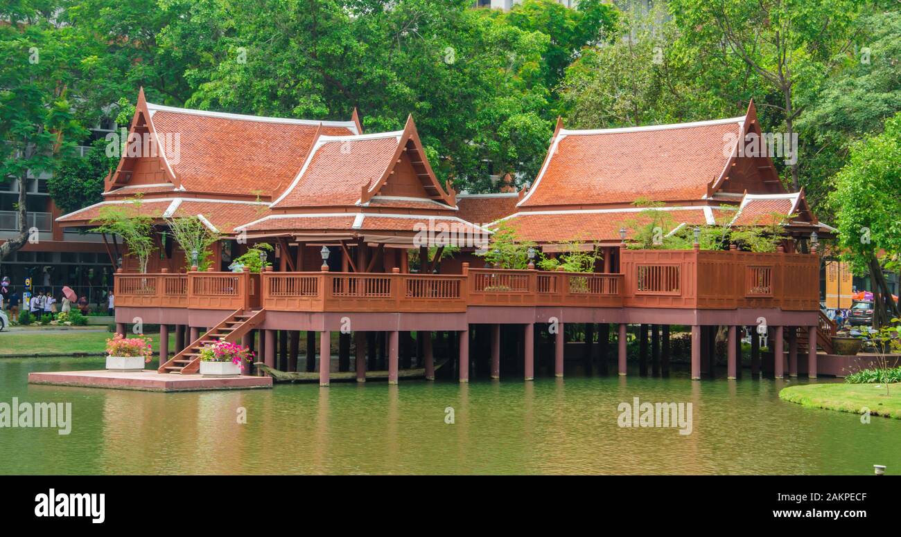Maison de style thaïlandais sur le lac Banque D'Images
