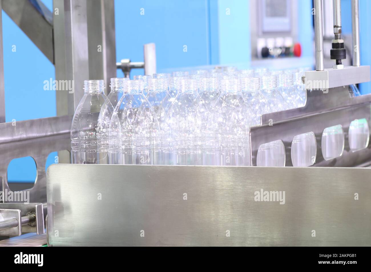 un groupe de bouteilles splatiques dans la chaîne de production attend de remplir l'eau . matériel d'ingénierie contexte industriel Banque D'Images