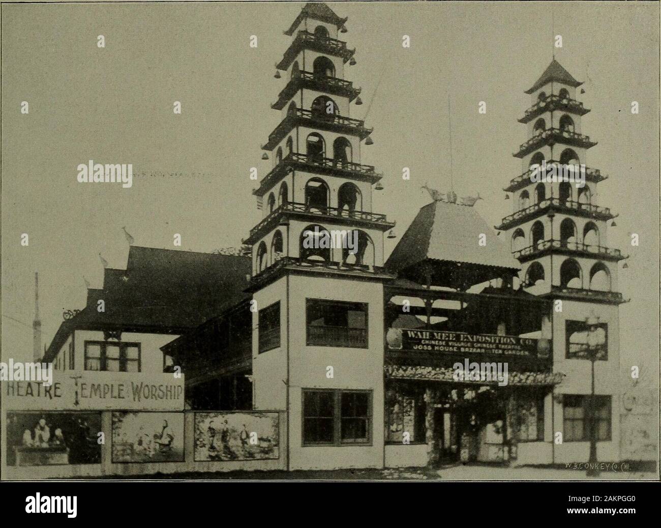 Vues de l'exposition universelle et Midway plaisance .. . Le Cafe chinois était assez fréquenté, il y a un désir naturel d'apprendre du vrai thé chinois,servi dans un style chinois, avaient le goût et quel serait le degré de jouissance d'un ineating Chinesedishes caucasienne réel. Le Village Chinois inclus, également, une Joss House et théâtre, qui, au cafe, avait une protection permanente de la curieuse. 11 Banque D'Images