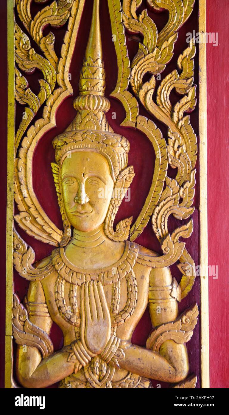 statue de fée en bois à la porte de l'église Banque D'Images