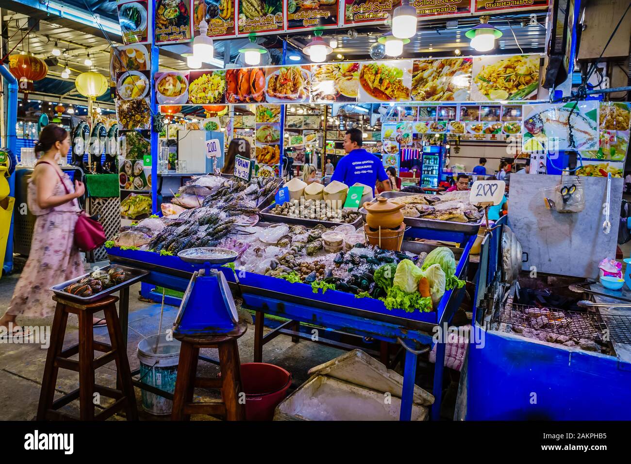 Bangkok, Thaïlande - 30 octobre 2019 : marché nocturne au néon Bangkok, à Pratunam (connu localement sous le nom de Talad Neon) ouvre la nuit sous le nom de bazar animé sur Petchaburi Banque D'Images