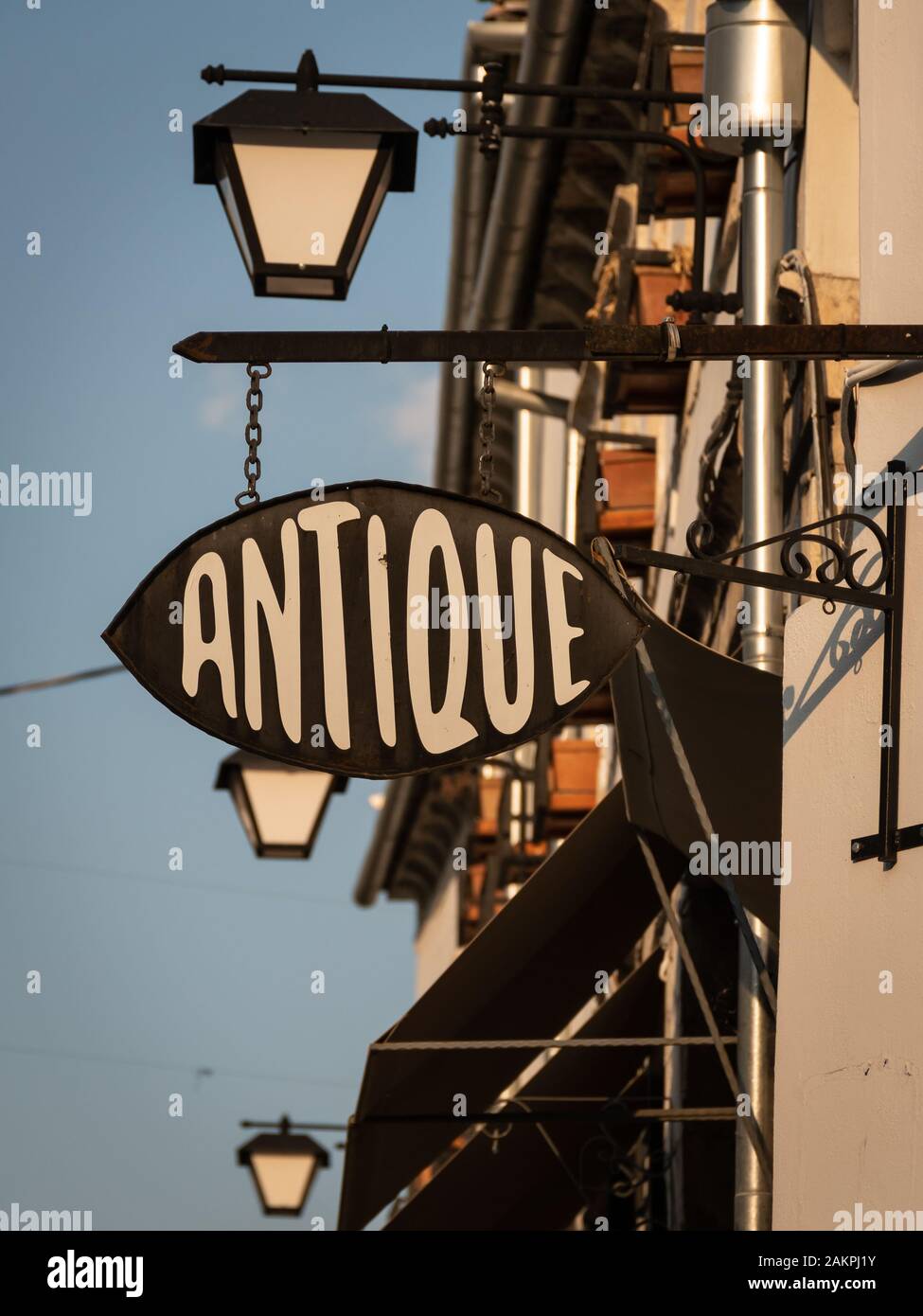 Antique Shop sign in vieille ville de Saranda, Albanie Banque D'Images