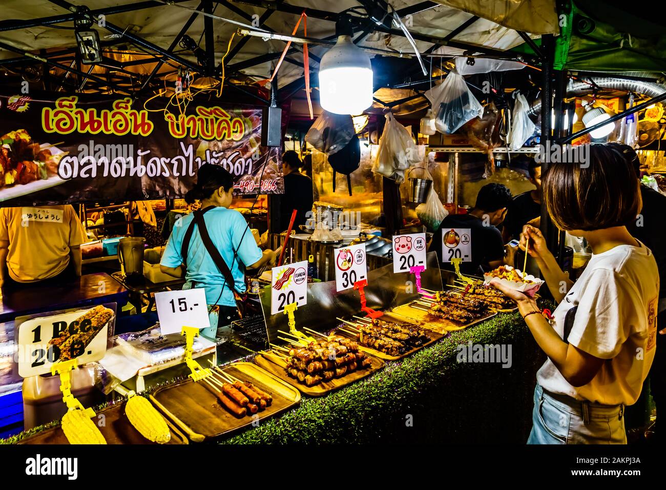 Bangkok, Thaïlande - 29 octobre 2019 : marché ferroviaire Ratchada de Bangkok, même ambiance conviviale de bazar nocturne, curios anciens, et en-cas et friandises de la rue Banque D'Images