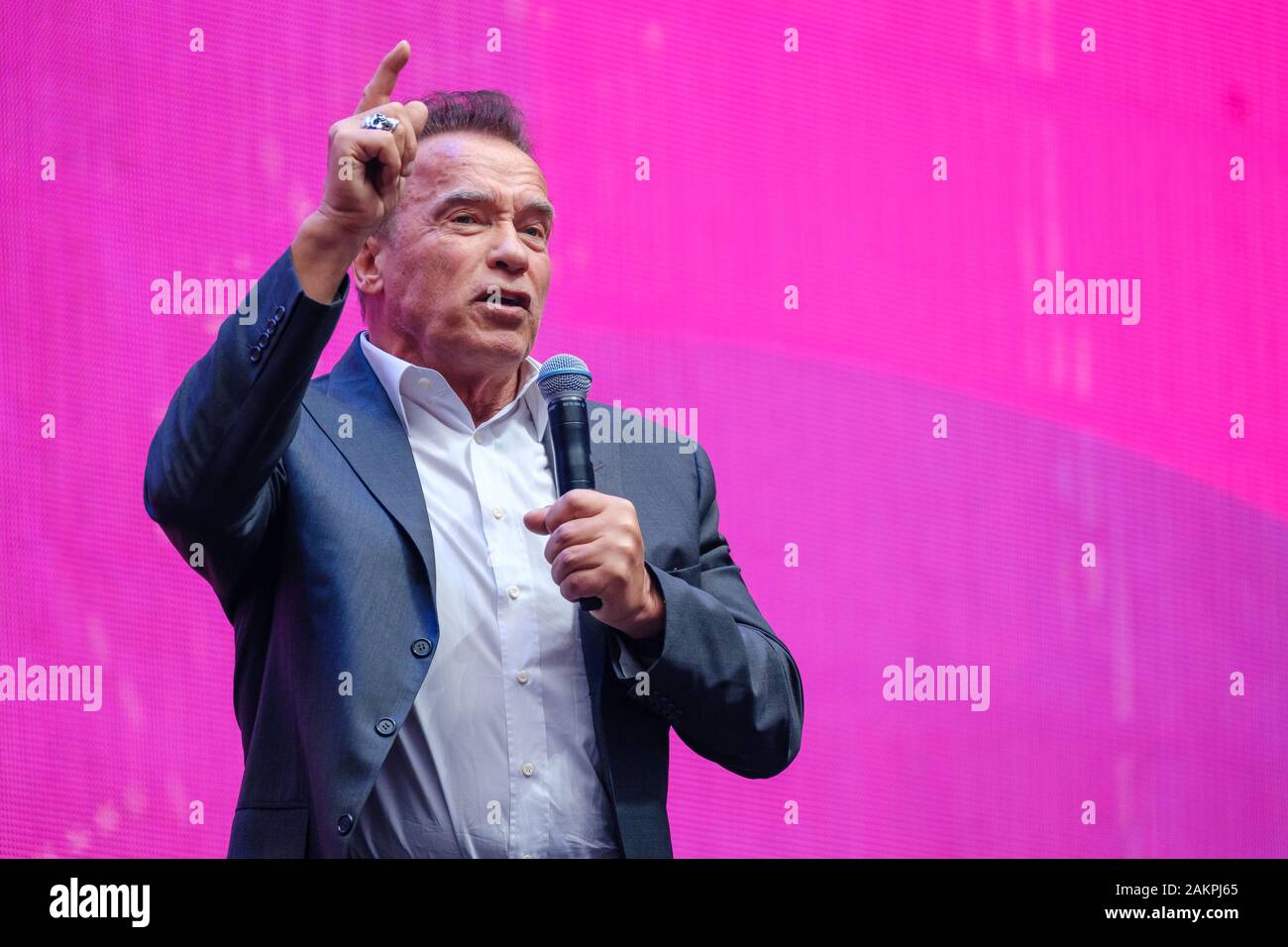 Arnold Schwarzenegger, célèbre acteur, homme politique et homme d'affaires, prend la parole à un forum des affaires Banque D'Images