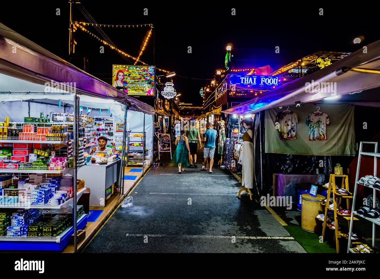 Bangkok, Thaïlande - 29 octobre 2019 : marché ferroviaire Ratchada de Bangkok, même ambiance conviviale de bazar nocturne, curios anciens, et en-cas et friandises de la rue Banque D'Images