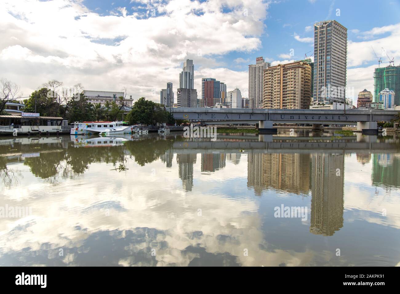 Dec 31, 2019 paysage urbain du centre-ville de Manille vu de la rivière Pasig, Manille, Philippines Banque D'Images