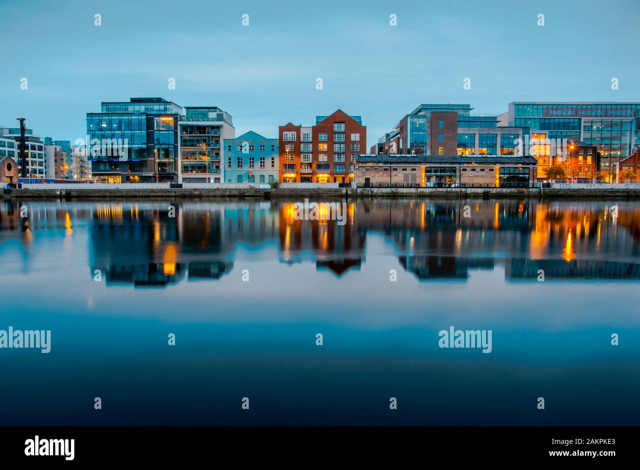 Vue sur la rivière Liffey. Les bâtiments de la ville reflètent la rivière.Beau paysage urbain irlandais. Banque D'Images