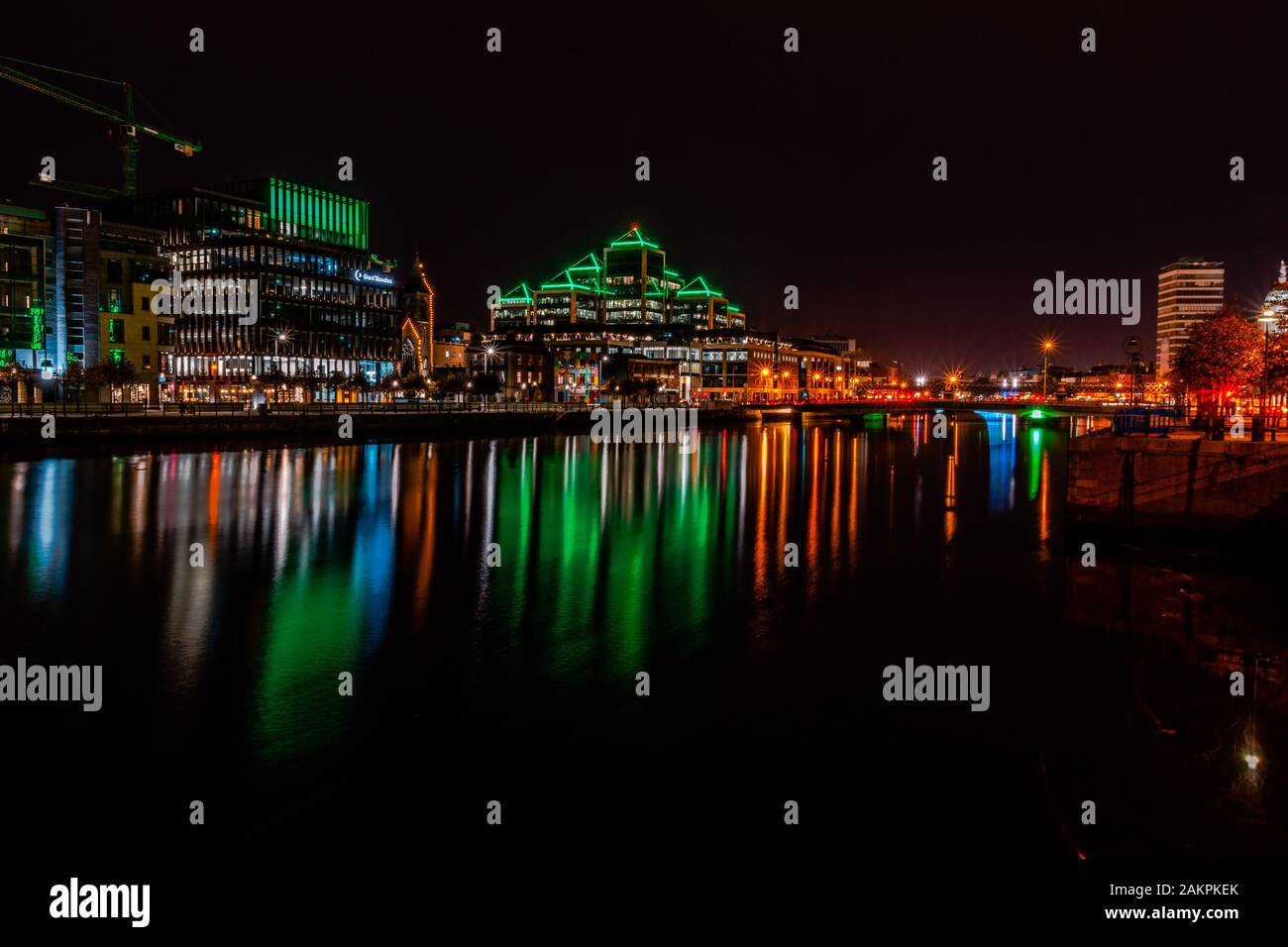 Dublin City at Night, lumières reflétant la rivière Liffey.Office bâtiments dans le quartier financier de Dublin la nuit. Banque D'Images