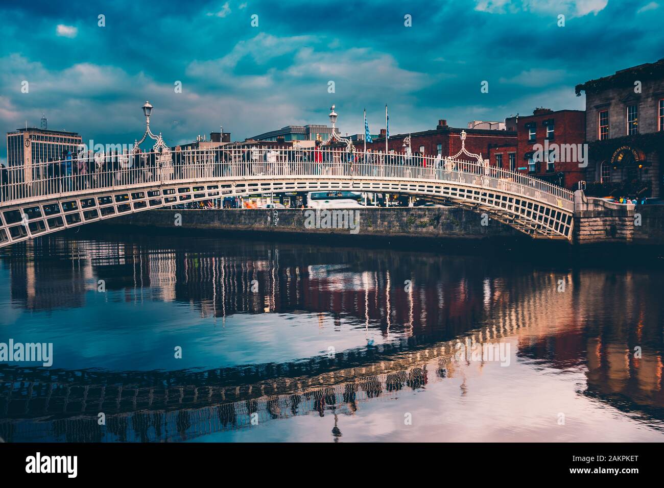 Pont ha'Penny sur la Liffey à Dublin au crépuscule.vue Cinématographique sur la ville. Banque D'Images