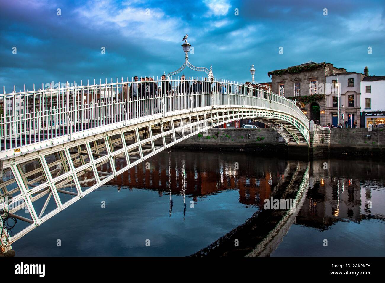 Pont ha'Penny sur la Liffey à Dublin au crépuscule. Banque D'Images