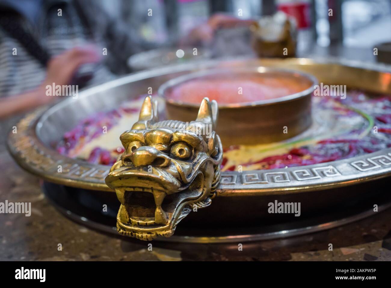 Chengdu Sichuan Pot chaud close up avec tête de dragon poignées sculptées, Chenggdu, province du Sichuan, Chine Banque D'Images
