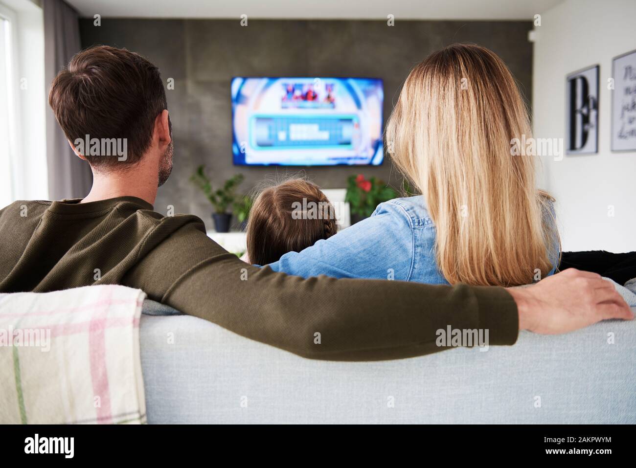 Vue arrière du family watching tv dans le salon Banque D'Images