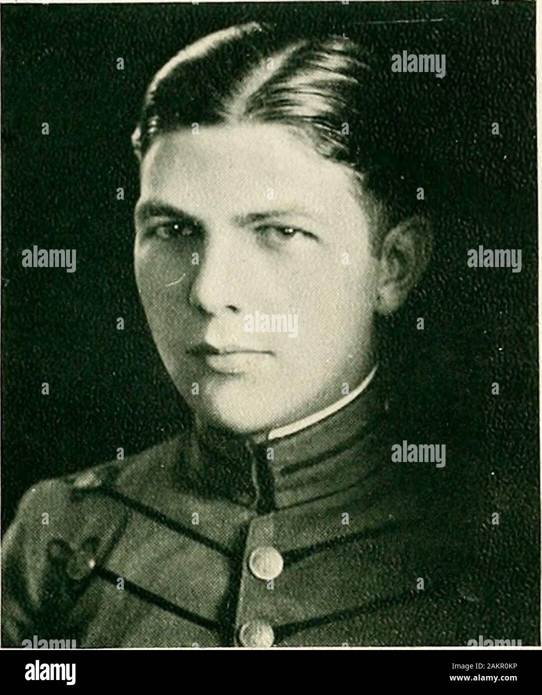 Bomb . ai ! ="effi !iai"2> ;. Auguste Gustave Shackelford, B.SC. BIRMINGHAM, ALABAMA Né en 1901. Inscrit 1918 Artillerie.Cus, Shacl(, Little Playmate Quatrième Catégorie : Secteur Co. D ; gymnase ; l'équipe de Kentucky Club.Le Caporal Co. D ; California Club. Deuxième catégorie : Secteur <Club ; le maréchal dernière balle. Première Classe : Private Co. ?C ; WR(bama Club ; le maréchal allemand Final. lub. Troisième catégorie : o. C* ; Alabamastling ; Ala- mot de l'équipe et de l'espace infini que Gussie, bien que de petite taille, est un héros mais provedby est le fait que, parce que d'avoir un frère qui a obtenu son diplôme de C. M. I. etde ayant Banque D'Images
