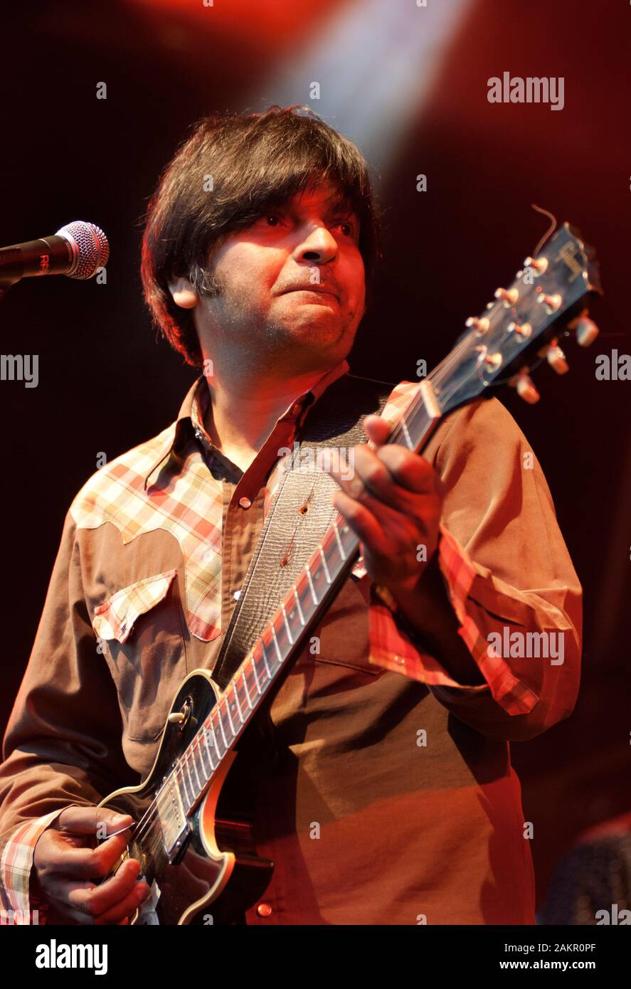 Tjinder Singh (auteur-compositeur-interprète et guitariste) du groupe de rock indépendant britannique, Cornershop se produiront au Festival Larmer Tree, UK 17 Juillet 2010 Banque D'Images Tjinder Singh (auteur-compositeur-interprète et guitariste) du groupe de rock indépendant britannique, Cornershop se produiront au Festival Larmer Tree, UK 17 Juillet 2010 Banque D'Images