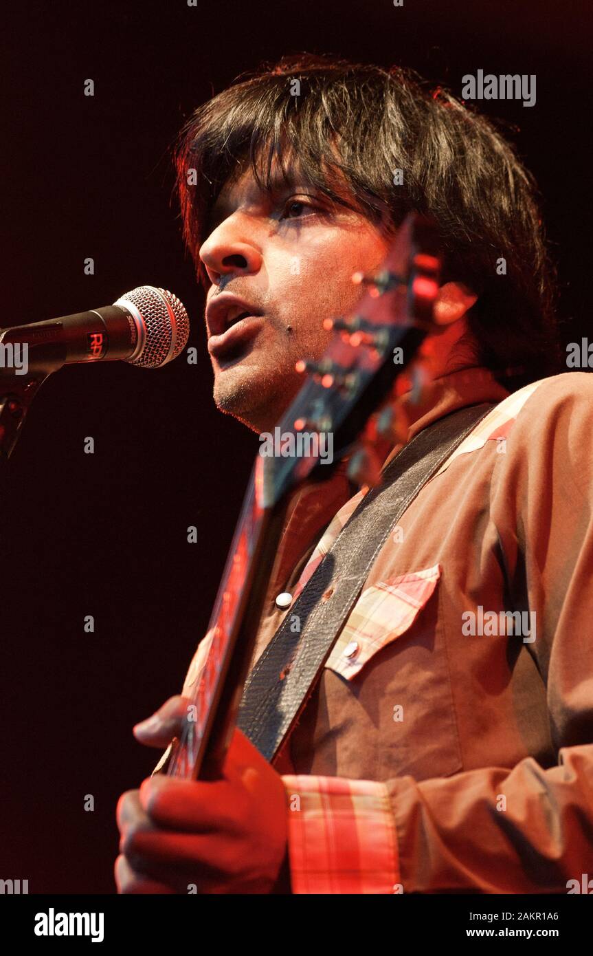 Tjinder Singh (auteur-compositeur-interprète et guitariste) du groupe de rock indépendant britannique, Cornershop se produiront au Festival Larmer Tree, UK 17 Juillet 2010 Banque D'Images Tjinder Singh (auteur-compositeur-interprète et guitariste) du groupe de rock indépendant britannique, Cornershop se produiront au Festival Larmer Tree, UK 17 Juillet 2010 Banque D'Images
