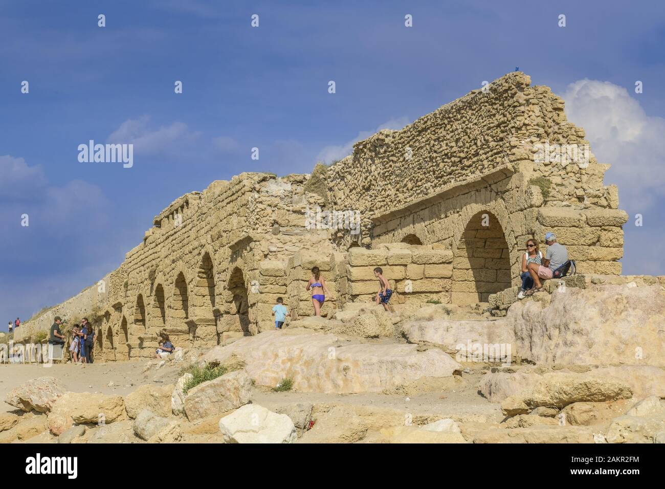 Aquaeduct am Strand, Césarée, en Israël Banque D'Images