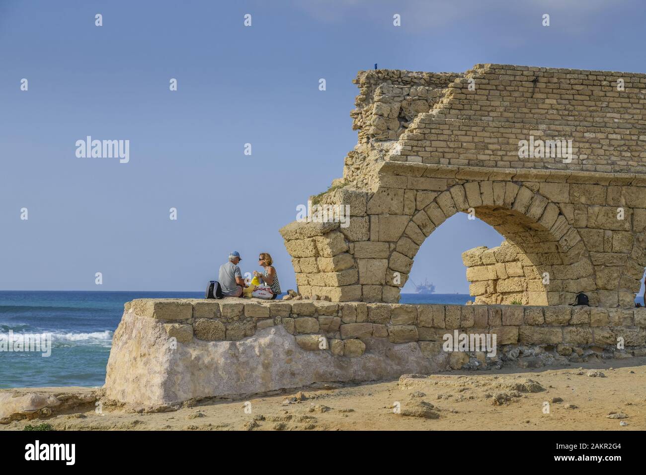 Aquaeduct am Strand, Césarée, en Israël Banque D'Images