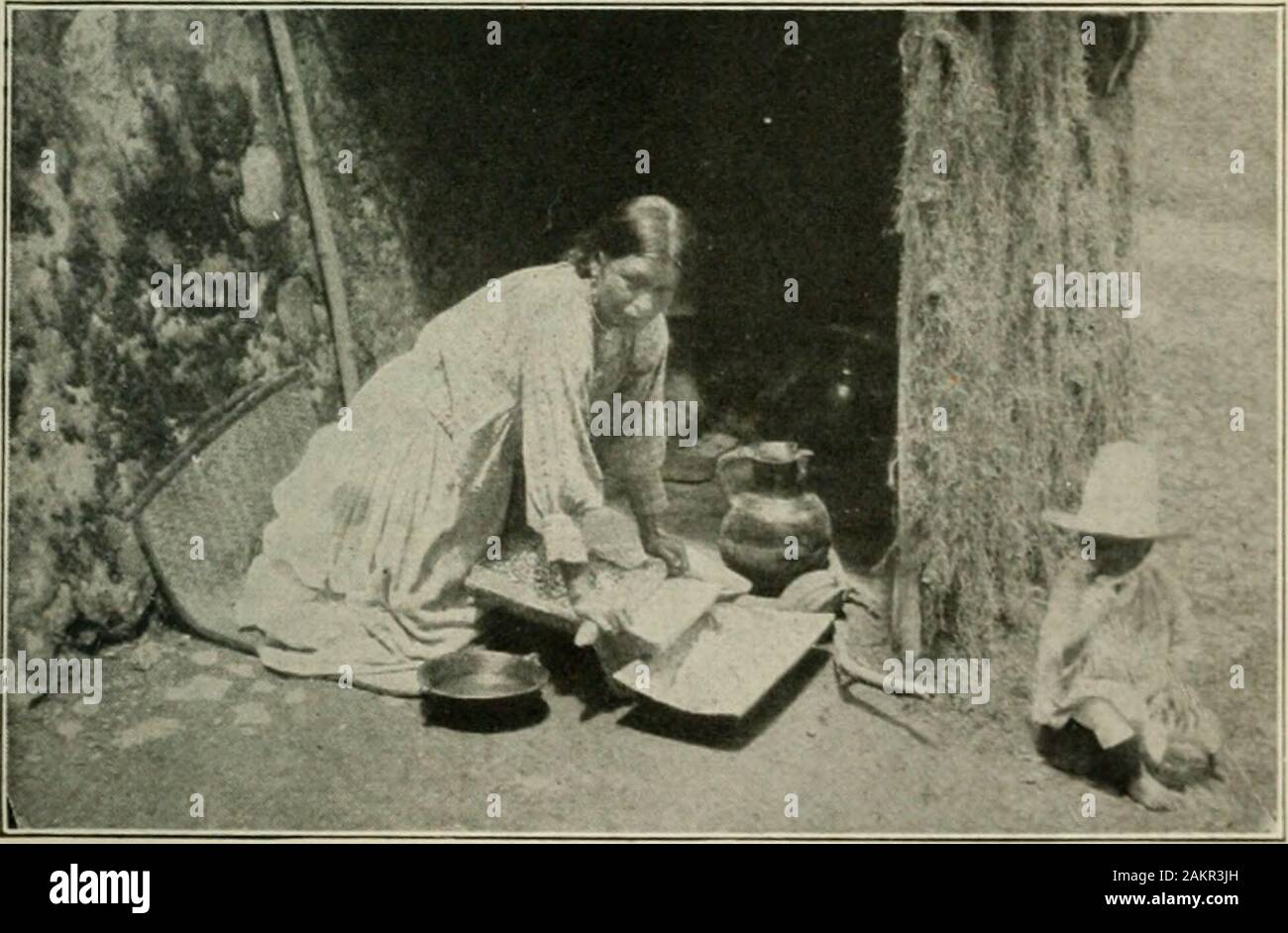 Mexique barbare . SLAVK Cllll MOTIIKR SUIS).D : ULXEQl^ AUSSI K ? Plante. Un WOMKN CIlKAPEIt:K1 de GUI T-M MAUX LES ESCLAVES DU YUCATAN 21 est susceptible de passer dans les mains d'un semoir de henequen.Par la dette, les derniers esclaves de l'exploitations sont replacedby l'échec des salariés des villes. ^ Pourquoi les rois du henequen appeler leur enforcedservicefoF systèmeBe5t au lieu de par son bon nom ? Pb-bien pour deux raisons - parce que le système est la croissance d'un système plus doux de service réel pour dette,et parce que les préjugés contre le mot esclavage,tant parmi les mexicains et étrangers. Publique Banque D'Images