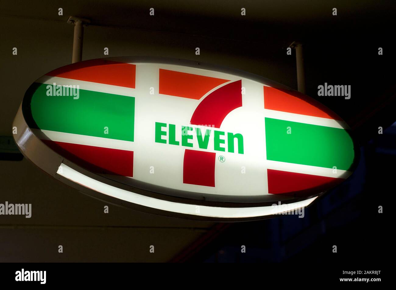 Brisbane, Queensland, Australie - 11 décembre 2019 : panneau Lumineux 7onze suspendu devant un magasin à Brisbane. 7-Eleven Inc. Est un japonais-A. Banque D'Images
