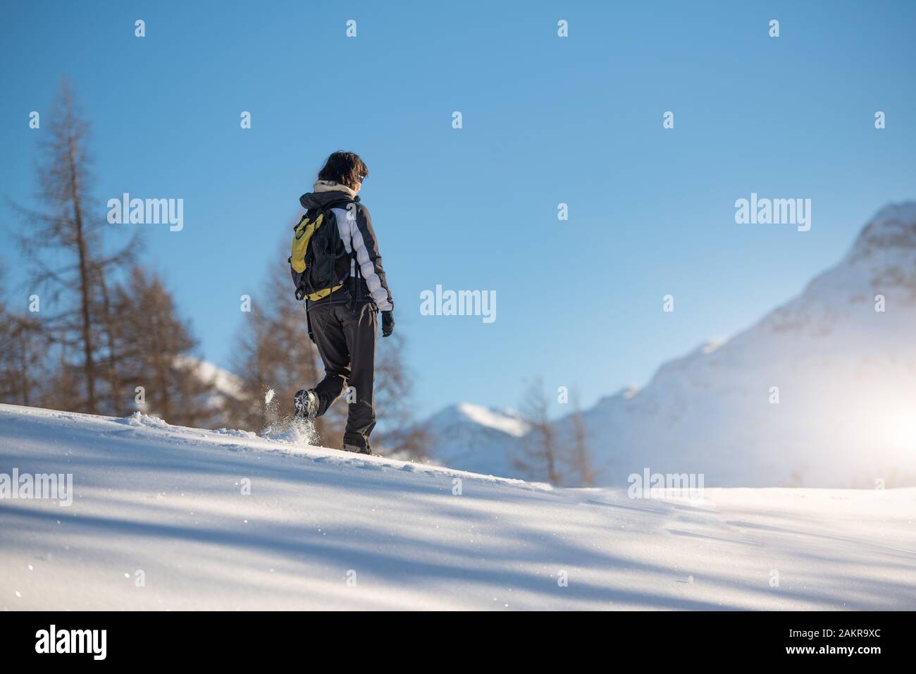 Sports d'hiver à pied dans la neige sur les Alpes Banque D'Images