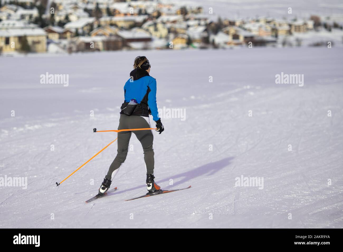 Jeune femme sportive pratiquer le ski de fond Banque D'Images