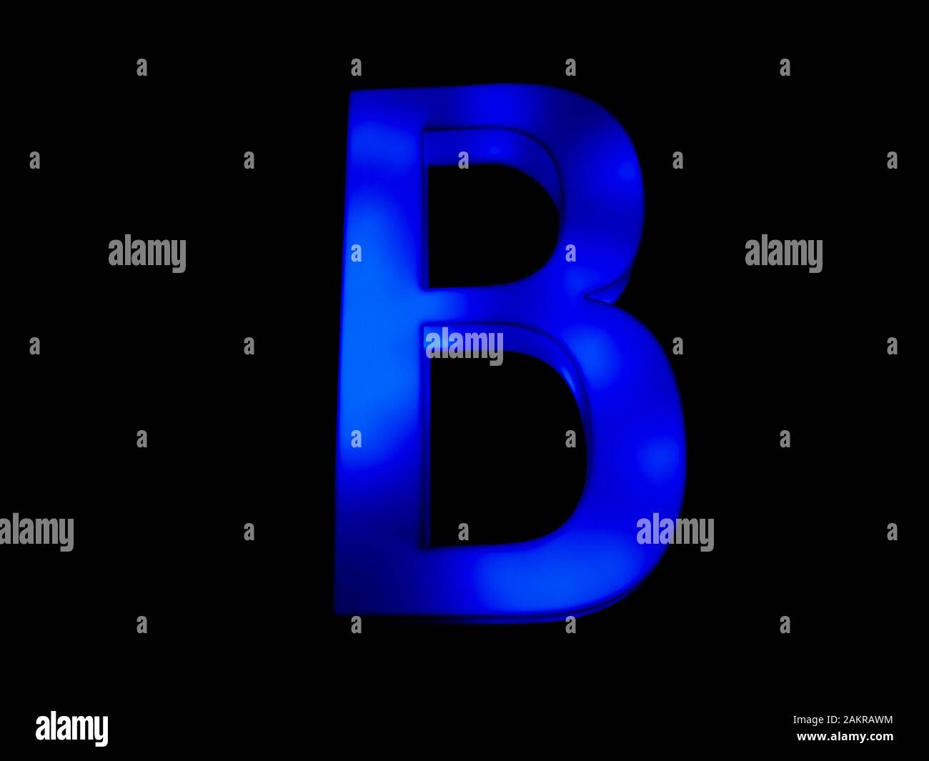 Lettre B majuscule bleu néon sur fond noir Banque D'Images