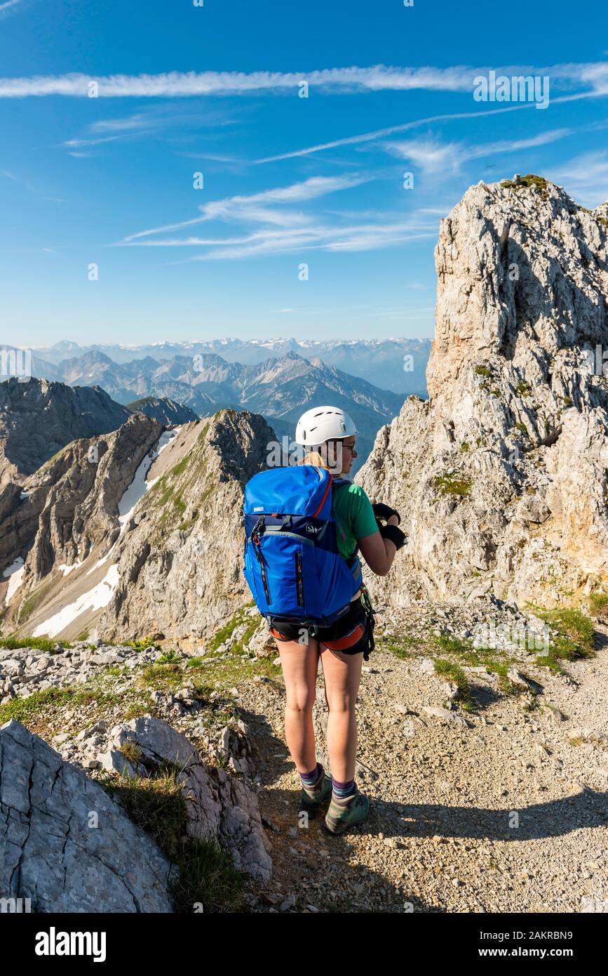 Sac à dos avec de l'alpiniste à plus de montagnes, Mittenwald via ferrata, Karwendel, Mittenwald, Allemagne Banque D'Images