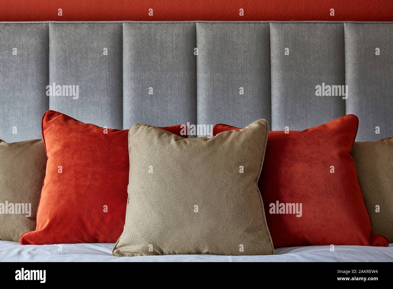 coussins sur la tête de lit grise Banque D'Images