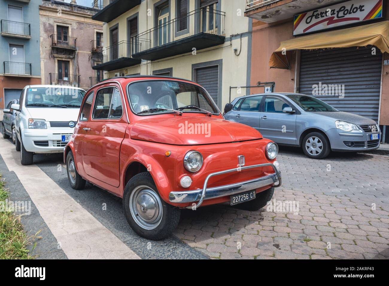 Fiat 500 L dans Randazzo commune de l'agglomération de la ville de Catane, Sicile, Italie Banque D'Images