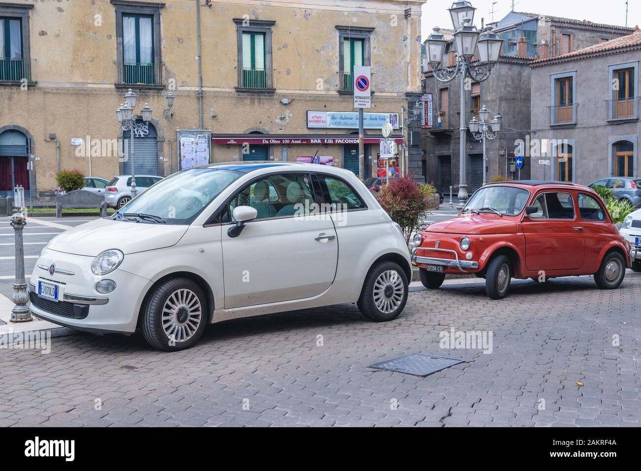 Classique et de Fiat 500 dans Randazzo commune de l'agglomération de la ville de Catane, Sicile, Italie Banque D'Images