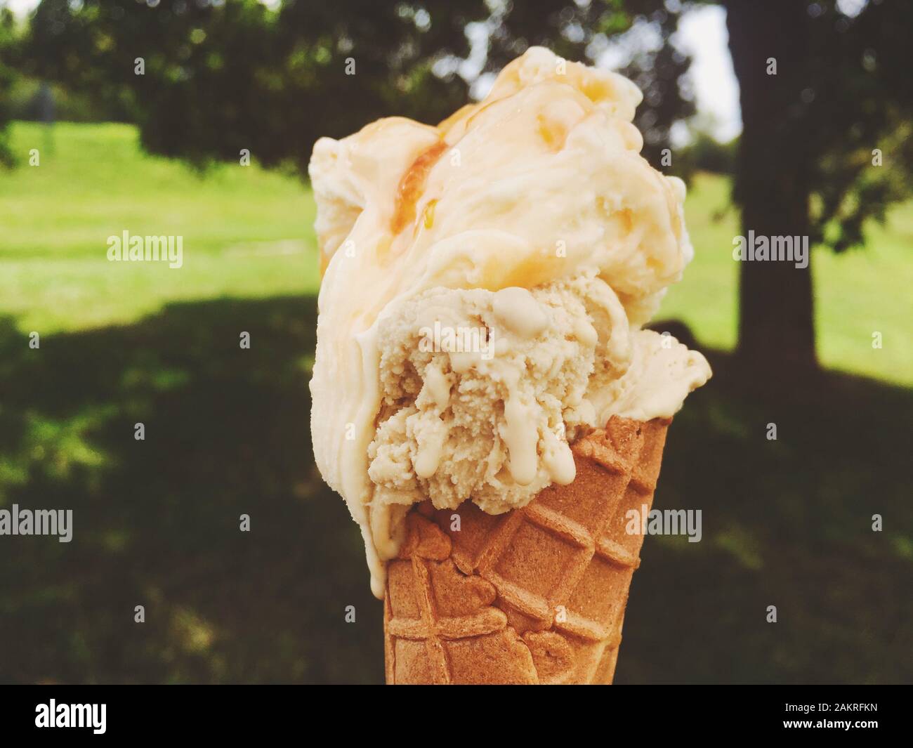 Gelato, délicieux et des produits laitiers biologiques concept - Recette de crème glacée fondre l'extérieur en été, des aliments doux de dessert en vacances Banque D'Images
