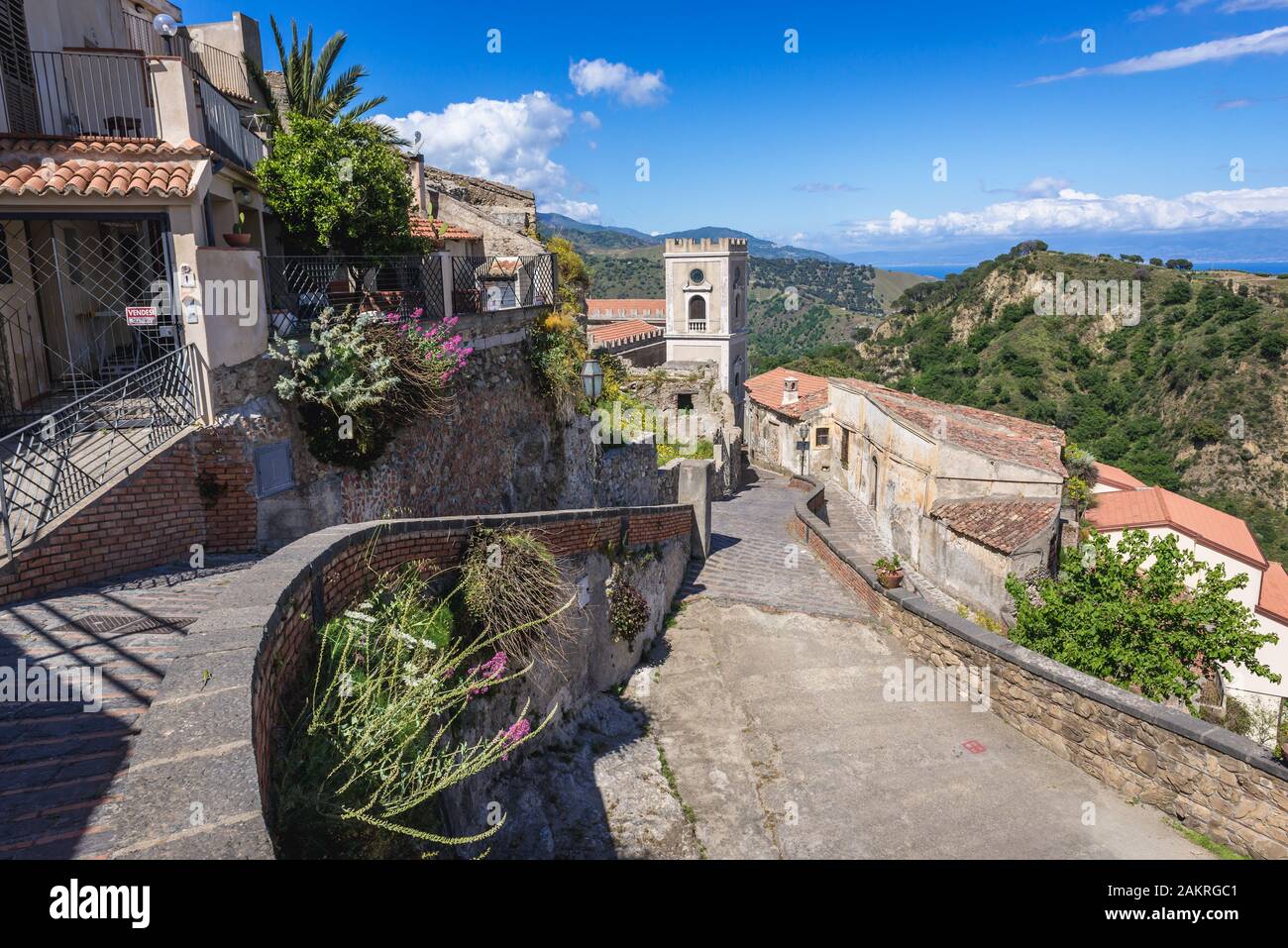 Rue de village Savoca sur l'île de Sicile en Italie - voir avec l'église de San Nicolo également connu sous le nom de Église de San Lucia Banque D'Images