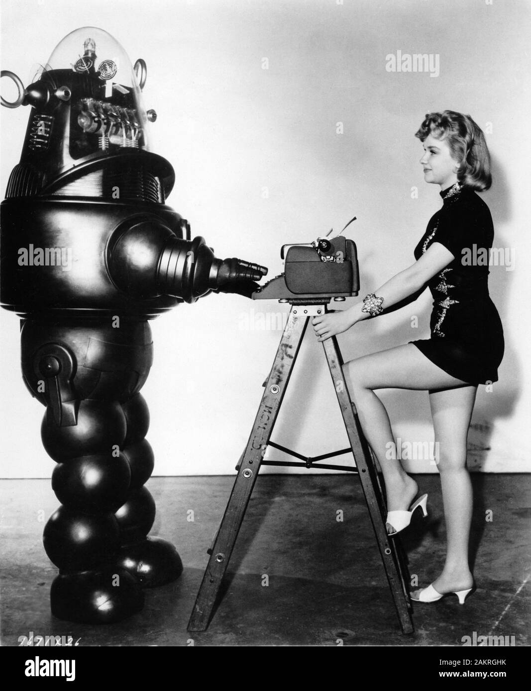 ROBBY LE ROBOT ET ANNE FRANCIS sur le plateau pendant le tournage de candide Planète interdite directeur Fred M. Wilcox 1956 Helen costume rose Metro Goldwyn Mayer Banque D'Images