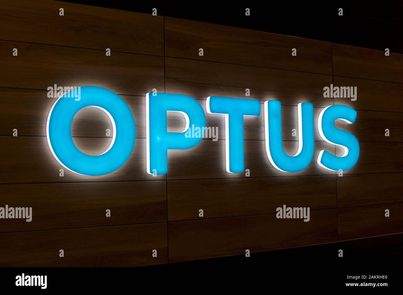 Brisbane, Queensland, Australie - 20 décembre 2019 : panneau Optus Éclairé suspendu devant un magasin à Brisbane. Optus est le deuxième plus grand tel Banque D'Images