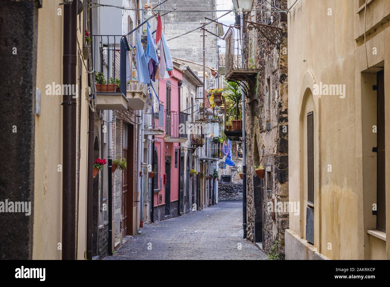 Rue étroite dans la partie ancienne de Randazzo commune de l'agglomération de la ville de Catane, Sicile, Italie Banque D'Images