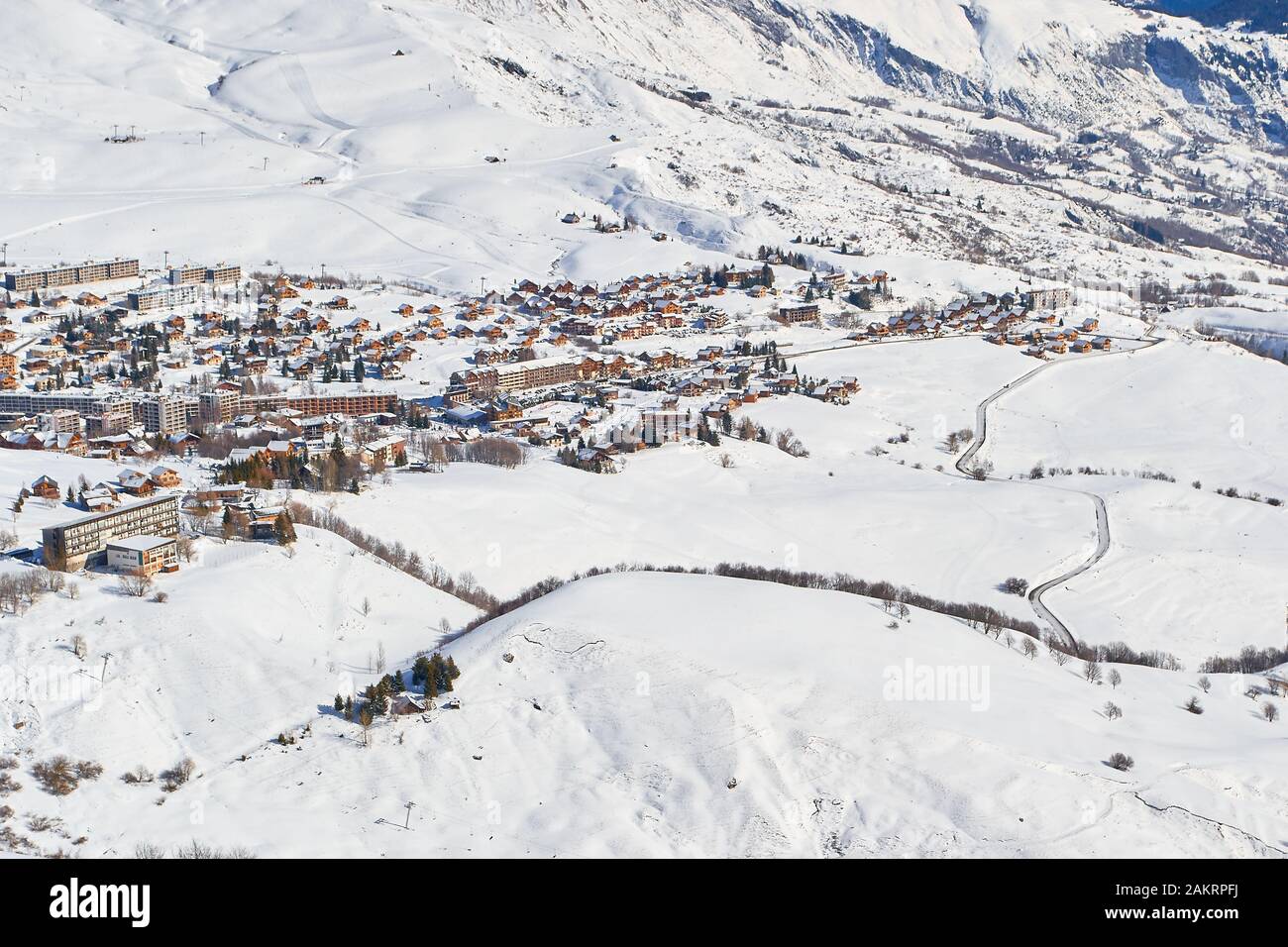Le village de montagne de la Toussuire, vu de haut en haut de la montagne, dans le domaine skiable des Sybelles. Vue sur l'hiver le jour ensoleillé. Banque D'Images