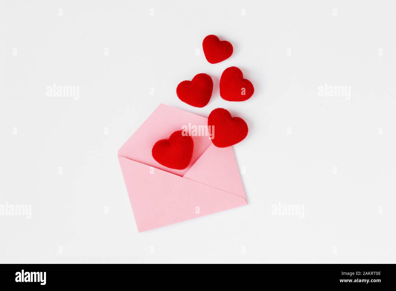 Enveloppe rose avec coeurs de Saint-Valentin sur fond blanc - concept d'amour et de Saint-Valentin voeux Banque D'Images