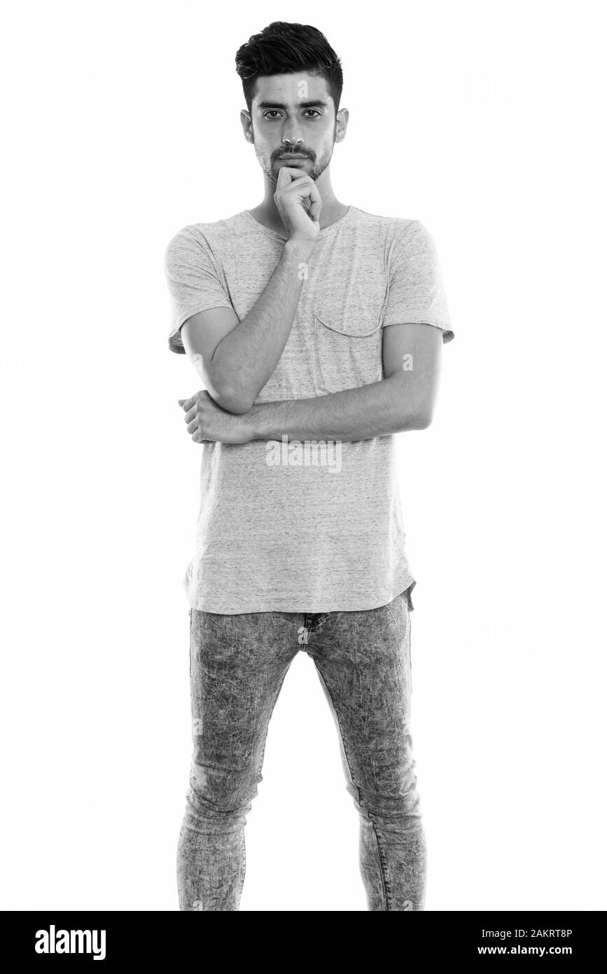 Studio shot of young man standing persan en pensant Banque D'Images Studio shot of young man standing persan en pensant Banque D'Images
