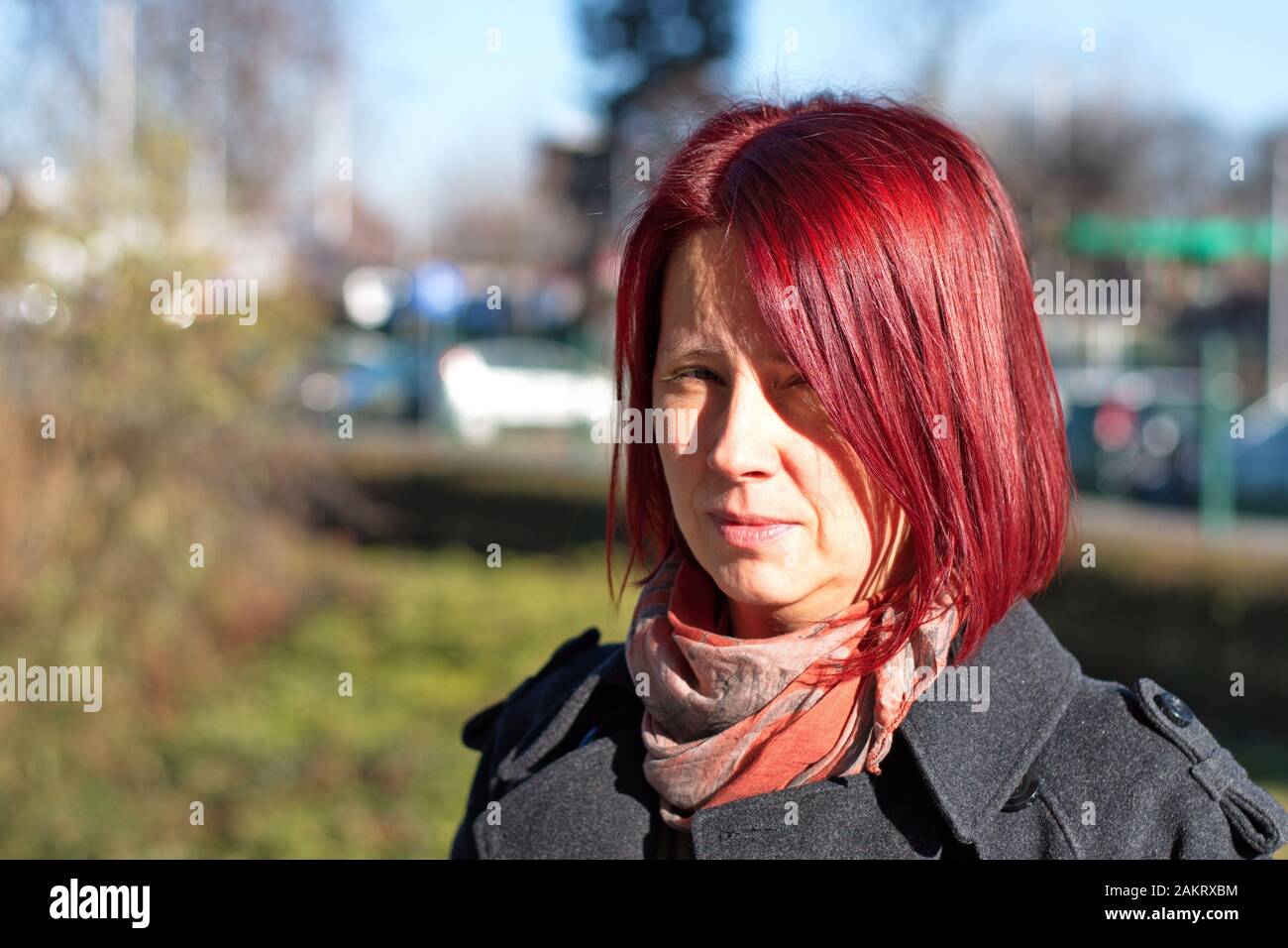 Portrait de la jeune femme aux cheveux rouges Banque D'Images