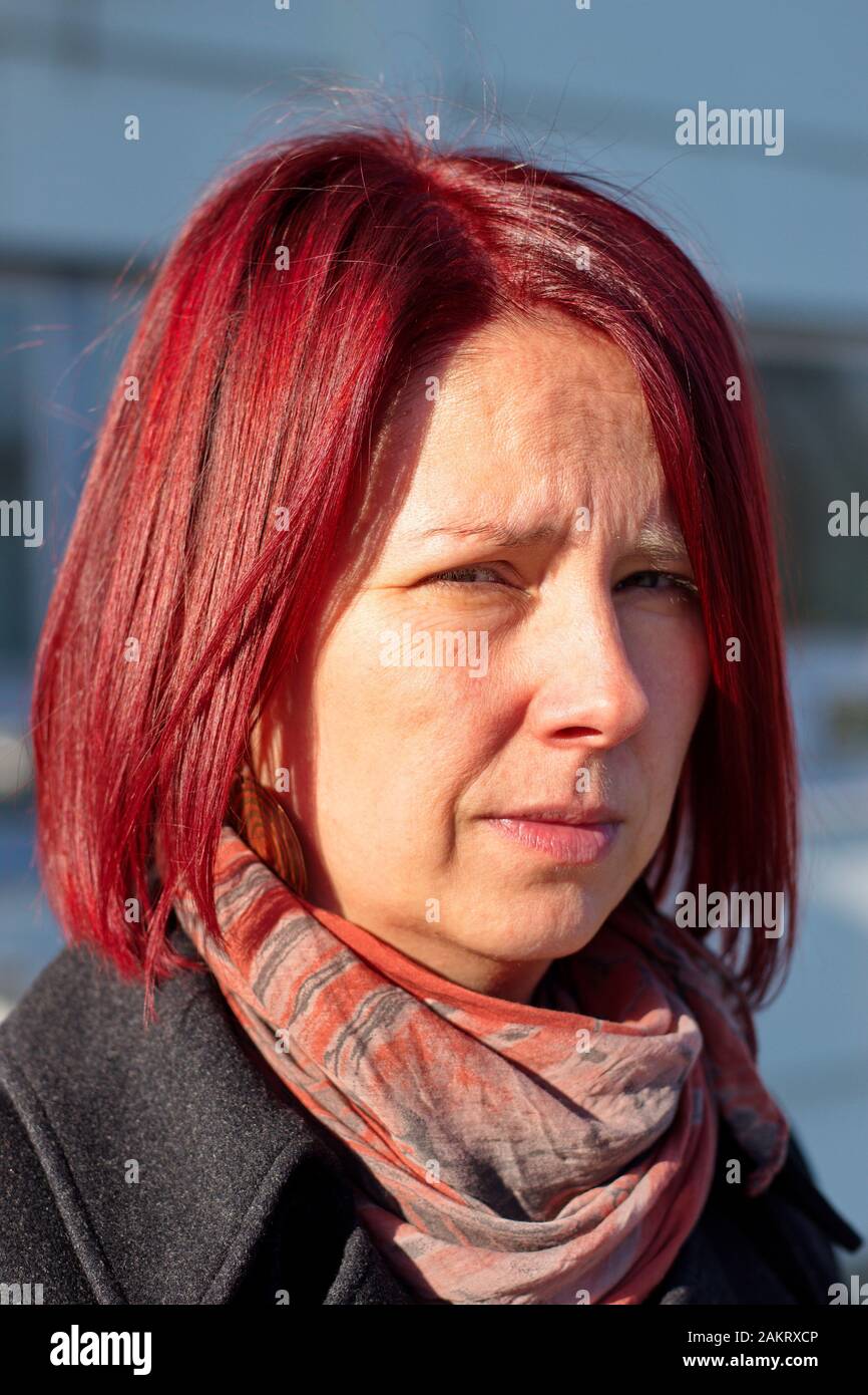 Portrait de la jeune femme aux cheveux rouges Banque D'Images