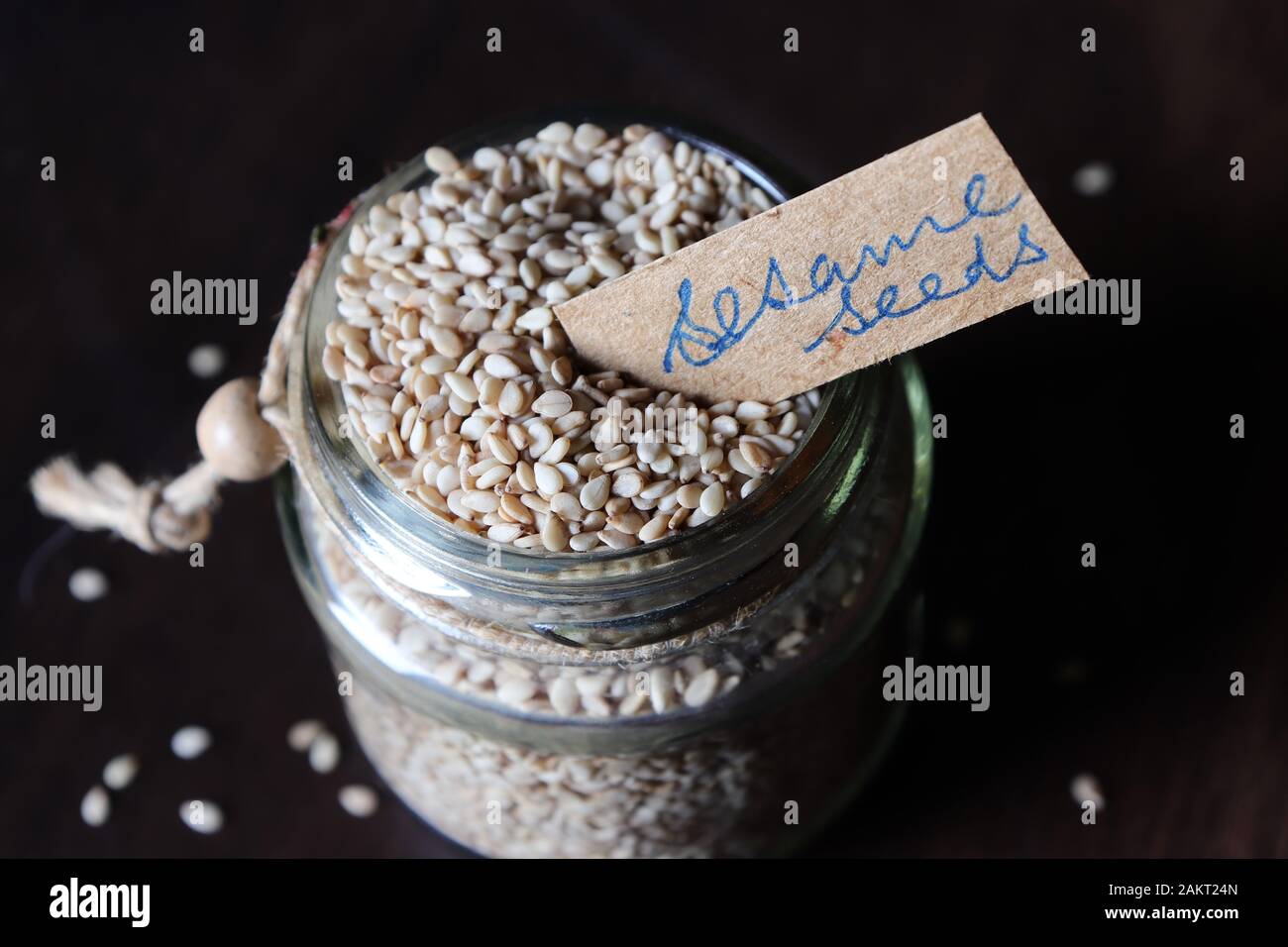 Gros plan de graines de sésame dans un pot maçon avec étiquette/étiquette manuscrite Banque D'Images
