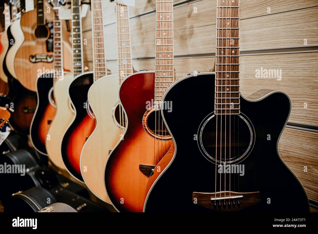 vitrine de la boutique de musique murale en bois colorée de guitare Photo  Stock - Alamy