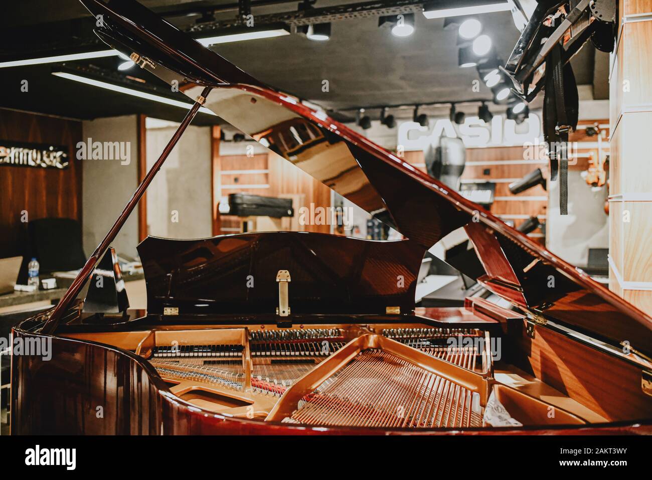 couvercle ouvert d'un piano en bois dans un magasin de musique Banque D'Images