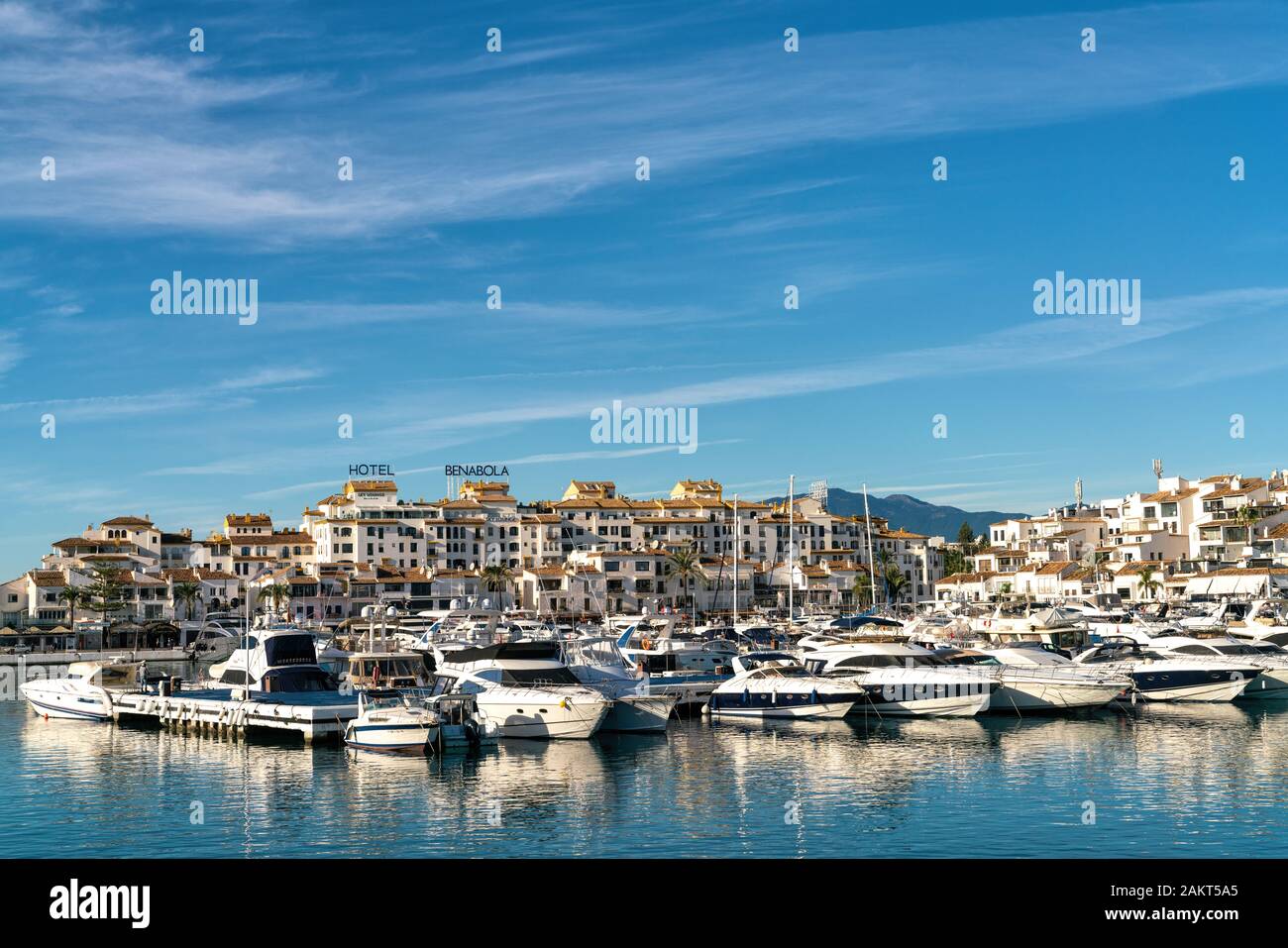 23 Décembre 2019 - Puerto Banus, Espagne. Bateaux de luxe dans la marina de Puerto Banus, destination de voyage populaire Banque D'Images